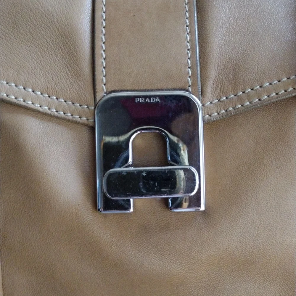 Prada Cuervo tan soft leather shoulder bag. - Picture 2 of 13